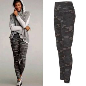 CAbi style 3931 ATC Camo Leggings Size Small with side pockets